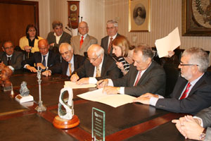 Firma de convenio entre las instituciones.