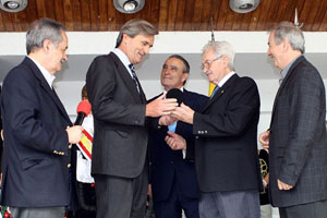 Pedro Bello, Antonio Nespral y Arturo Pérez le entregan la Medalla Mayor de la Hispanidad al embajador español. Pedro Bello, Antonio Nespral y Arturo Pérez le entregan la Medalla Mayor de la Hispanidad al embajador español.