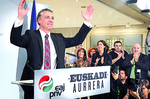 Iñigo Urkullu celebra el triunfo del PNV en las elecciones vascas. Iñigo Urkullu celebra el triunfo del PNV en las elecciones vascas.