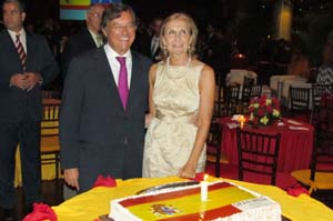 El embajador de España en Venezuela y su esposa, ante el pastel decorado con la bandera española, con motivo de la Fiesta de la Hispanidad. El embajador de España en Venezuela y su esposa, ante el pastel decorado con la bandera española, con motivo de la Fiesta de la Hispanidad.