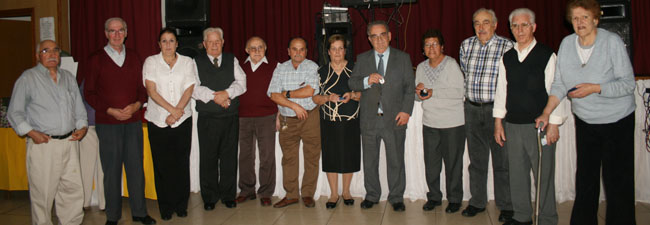 Foto de familia de los que recibieron medallas por ser los socios más antiguos. Foto de familia de los que recibieron medallas por ser los socios más antiguos.