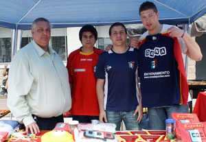 Daniel Calzón, -a la izda., junto a los colaboradores en el puesto que el Deportivo montón en el Centro Galicia. Daniel Calzón, -a la izda., junto a los colaboradores en el puesto que el Deportivo montón en el Centro Galicia.