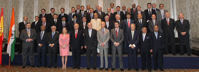 Las autoridades españolas e indias posan con los empresarios de ambos países participantes en el encuentro. Las autoridades españolas e indias posan con los empresarios de ambos países participantes en el encuentro.
