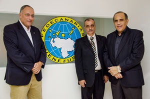 De izda. a dcha., Cándido Padrón, Lorenzo Javier Rolo, y Jacinto José Pérez Acosta, delegado del Gobierno de Canarias en Venezuela. De izda. a dcha., Cándido Padrón, Lorenzo Javier Rolo, y Jacinto José Pérez Acosta, delegado del Gobierno de Canarias en Venezuela.