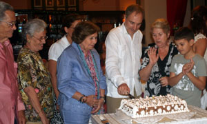 Francisco Montalbán, junto a Mary Rico, cortó la torta del cumpleaños colectivo. Francisco Montalbán, junto a Mary Rico, cortó la torta del cumpleaños colectivo.