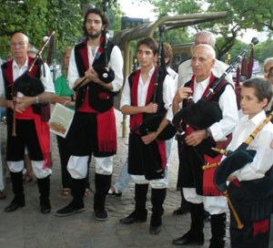 La Banda de Gaitas Dúas Beiras actuará durante el acto. La Banda de Gaitas Dúas Beiras actuará durante el acto.