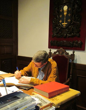 El pintor Julián Navés Viñas, firmando en el libro de visitas del
Centro Gallego.