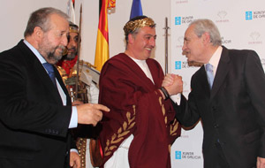 Ónega saluda a César en presencia de López Orozco. Ónega saluda a César en presencia de López Orozco.
