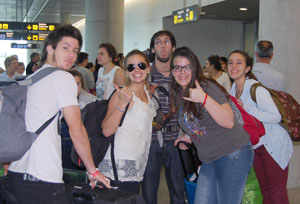 Un grupo de jóvenes del proyecto 'Conecta Galicia', a su llegada al aeropuerto de Santiago. 