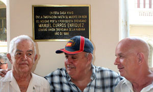 Algunos de los gallegos asistentes ante la placa conmemorativa.