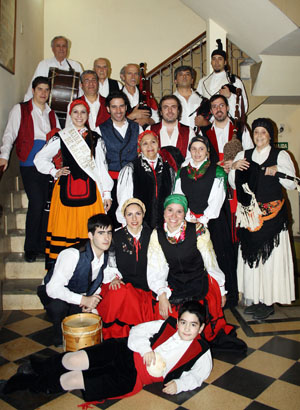 Conjunto Airiños, momentos antes de su presentación, en el marco de los festejos por el 80 aniversario de Casa de Galicia.