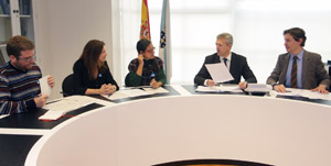 Alfonso Rueda y Jesús Gamallo, durante la reunión con representantes de la Coordinadora Galega ONGD. Alfonso Rueda y Jesús Gamallo, durante la reunión con representantes de la Coordinadora Galega ONGD.