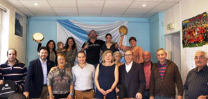 El secretario xeral de Emigración –segundo por la izquierda– en su visita a Nosa Casa de Galicia en París, con miembros de la directiva y socios de la entidad. El secretario xeral de Emigración –segundo por la izquierda– en su visita a Nosa Casa de Galicia en París, con miembros de la directiva y socios de la entidad.