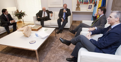 Rodríguez Miranda, José Antonio Solana, Eugenio Martínez, Núñez Feijóo y Francisco Conde, durante el encuentro. Rodríguez Miranda, José Antonio Solana, Eugenio Martínez, Núñez Feijóo y Francisco Conde, durante el encuentro.