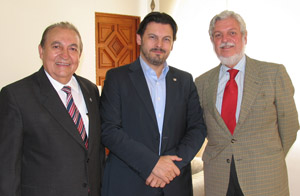 De izda. a dcha., el presidente del Centro Gallego de México, Luis Piñeiro; el secretario xeral de Emigración, Antonio Rodríguez Miranda; y el embajador de España, Manuel Alabart Fernández Cavada. De izda. a dcha., el presidente del Centro Gallego de México, Luis Piñeiro; el secretario xeral de Emigración, Antonio Rodríguez Miranda; y el embajador de España, Manuel Alabart Fernández Cavada.