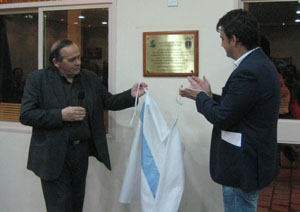 Diego Calvo, inaugurando unas nuevas instalaciones en el centro de Corcubión en Buenos Aires.