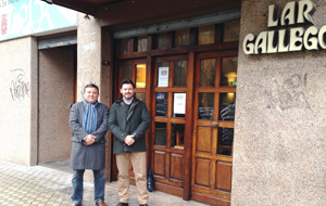 Juan Manuel Campos y Rodríguez Miranda, a la puerta de la entidad.