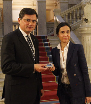 La consejera de Hacienda, Dolores Carcedo, entrega los presupuestos al presidente de la Junta General del Principado, Pedro Sanjurjo. La consejera de Hacienda, Dolores Carcedo, entrega los presupuestos al presidente de la Junta General del Principado, Pedro Sanjurjo.