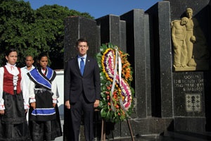 El presidente de la Xunta realizó una ofrenda floral en memoria de los gallegos fallecidos en Cuba.