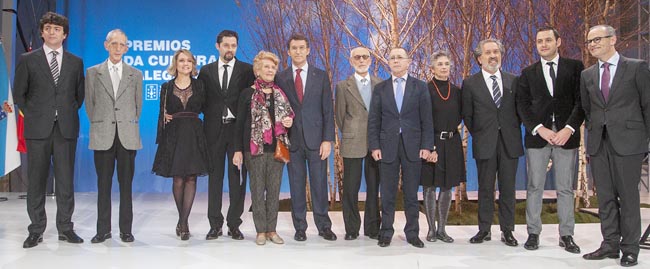 Alberto Núñez Feijóo y Xesús Vázquez, posan con los premiados. 