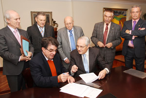 Momento de la firma de Ónega