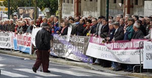 Parte de los emigrantes retornados que se manifestaron a la puerta del Parlemento de Galicia. 