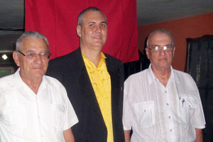 Raúl Parrado –en el centro–, junto a Julio Santamarina y Manuel Vallejo.