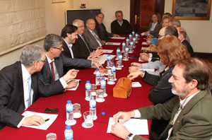 Un momento de la reunión de Miranda con los representantes de los centros de Madrid.