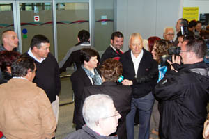 Participantes del programa Reencontros en 2013, a su llegada a Lavacolla.