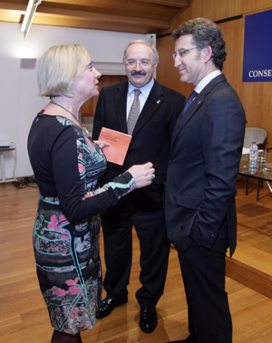 Núñez Feijóo y Jane Hardy conversan en presencia de Ramón Villares. Núñez Feijóo y Jane Hardy conversan en presencia de Ramón Villares.