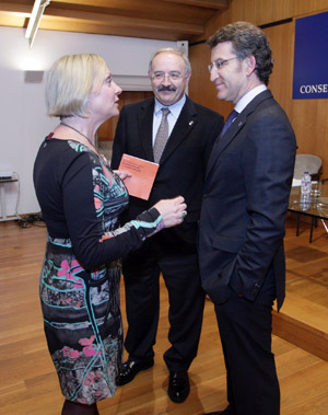 Núñez Feijóo y Jane Hardy conversan en presencia de Ramón Villares.