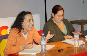 Débora Campos y Andrea Cobas, conductoras del ciclo, durante la segunda reunión de ‘Lectores Galegos de Bos Aires’.