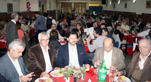 Rodríguez Miranda -en el centro-, durante la comida en el Centro Cultural Partido de La Estrada. 