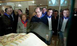 El presidente de la Junta de Castilla y León, Juan Vicente Herrera, visita la exposición "Tierra de Comunidades" que con motivo de la fiesta de la Comunidad de Castilla y León se puede ver en la Casa de Cultura de Villalar de los Comuneros