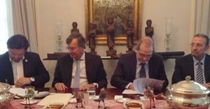 Antonio Rodríguez Miranda, secretario xeral de Emigración de Galicia (1° por la izda.), firma el convenio con el presidente de la FES, Francisco González Otero (3° por la izda.), en presencia del embajador y del consejero de Empleo y Seguridad S Antonio Rodríguez Miranda, secretario xeral de Emigración de Galicia (1° por la izda.), firma el convenio con el presidente de la FES, Francisco González Otero (3° por la izda.), en presencia del embajador y del consejero de Empleo y Seguridad S