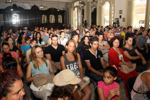 Los jóvenes descendientes de gallegos llenaron el salón donde se celebró el Encuentro.