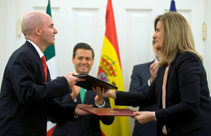 Bañez firma con México (Glez. Anaya)1