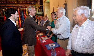 El vicepresidente de la Xunta saludó uno por uno a los miembros de la Comisión Delegada.