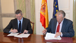 Ruiz-Gallardón y José Manuel García Collantes, durante la firma del acuerdo el pasado mes de abril.