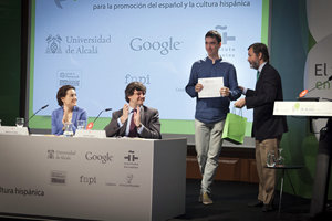 Uno de los premiados recoge el diploma acreditativo.