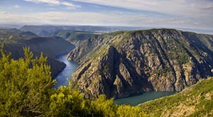 Vista de los cañones del Sil con el catamarán turístico