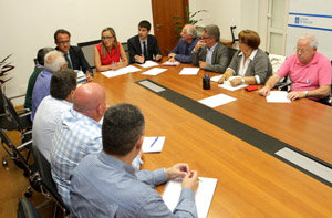 Elena Muñoz con los representantes de las plataformas de pensionistas retornados. 