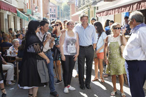 Javier Fernández charla con los vecinos de Candás. Javier Fernández charla con los vecinos de Candás.