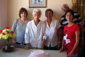 Pura Álvarez Álvarez, junto a directivos de 'Hijos del Ayuntamiento de Buján', durante el acto de homenaje. Pura Álvarez Álvarez, junto a directivos de 'Hijos del Ayuntamiento de Buján', durante el acto de homenaje.