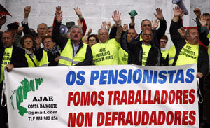 Protesta de emigrantes retornados frente al parlamento.