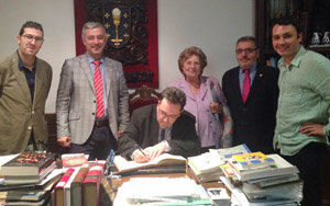 Firma en el Libro de Honor de la entidad.