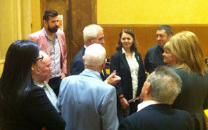 Miras Portugal charla con algunos de los asistentes a la presentación. Miras Portugal charla con algunos de los asistentes a la presentación.