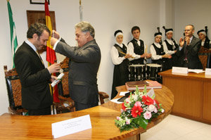 MANOEL CARRETE RIVERA PRESIDENTE DO CENTRO GALEGO DE BARCELOA RECIBE A MEDALLA DE OURO DE QUIROGA
