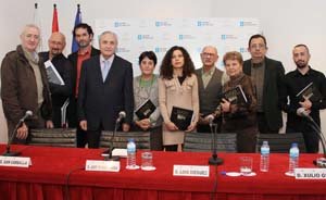 Los participantes en la presentación del libro