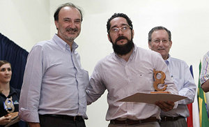 SJ3004 GUÁCIMO (COSTA RICA) 12/11/2014- El secretario de Estado español de Cooperación y para Iberoamérica, Jesús García, posa junto con el colombiano Hernán Augusto Salamanca (d), quien ganó un premio por el proyecto "captadora de ganadera multipropósito" hoy, miércoles 12 de noviembre de 2014, en un evento de la Escuela de Agricultura de la Región del Trópico (EARTH) de Costa Rica y el Banco Interamericano de Desarrollo (BID), donde se premiaron a 16 proyectos latinoamericanos innovadores y amigables con el medio ambiente, que permitirán adaptarse al cambio climático. EFE/Jeffrey Arguedas